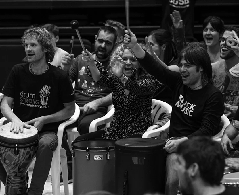 Gent gaudint dels beneficis d'un cercle de percussió