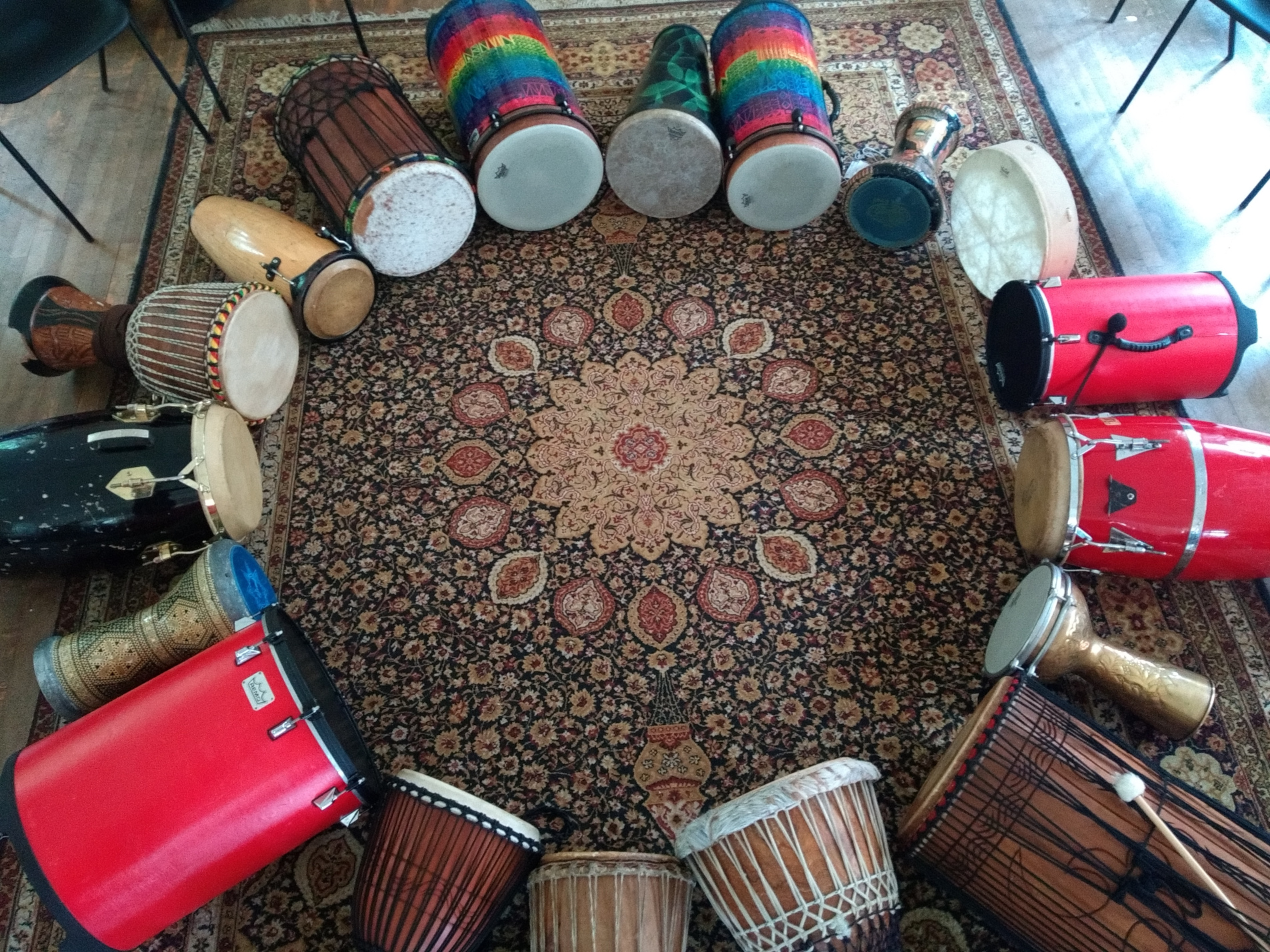 Instruments disposats en cercle de percussió